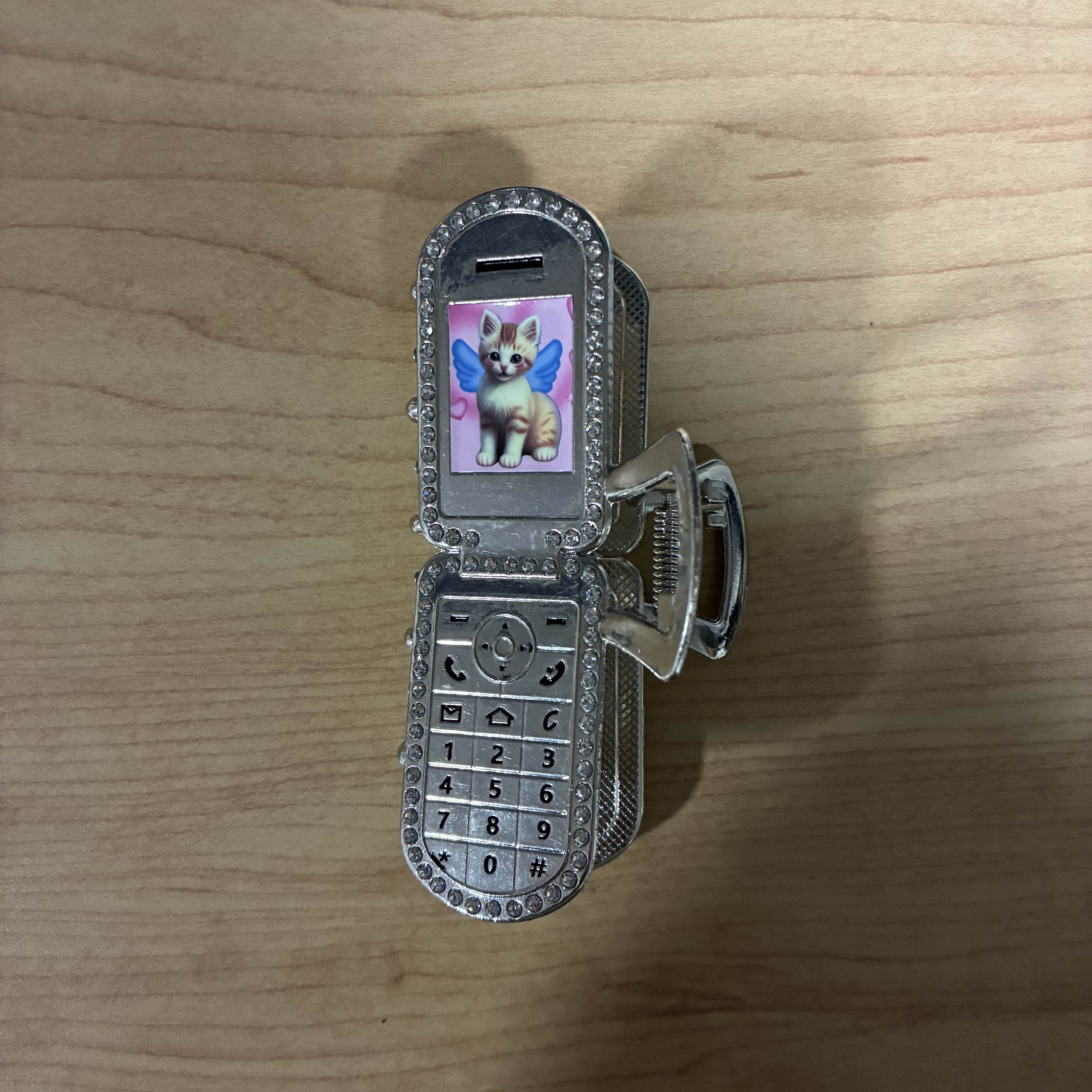 This is the sound of my metal claw clip opening and closing.<br><audio controls src='/audio/metal claw clip.mp3'></audio>