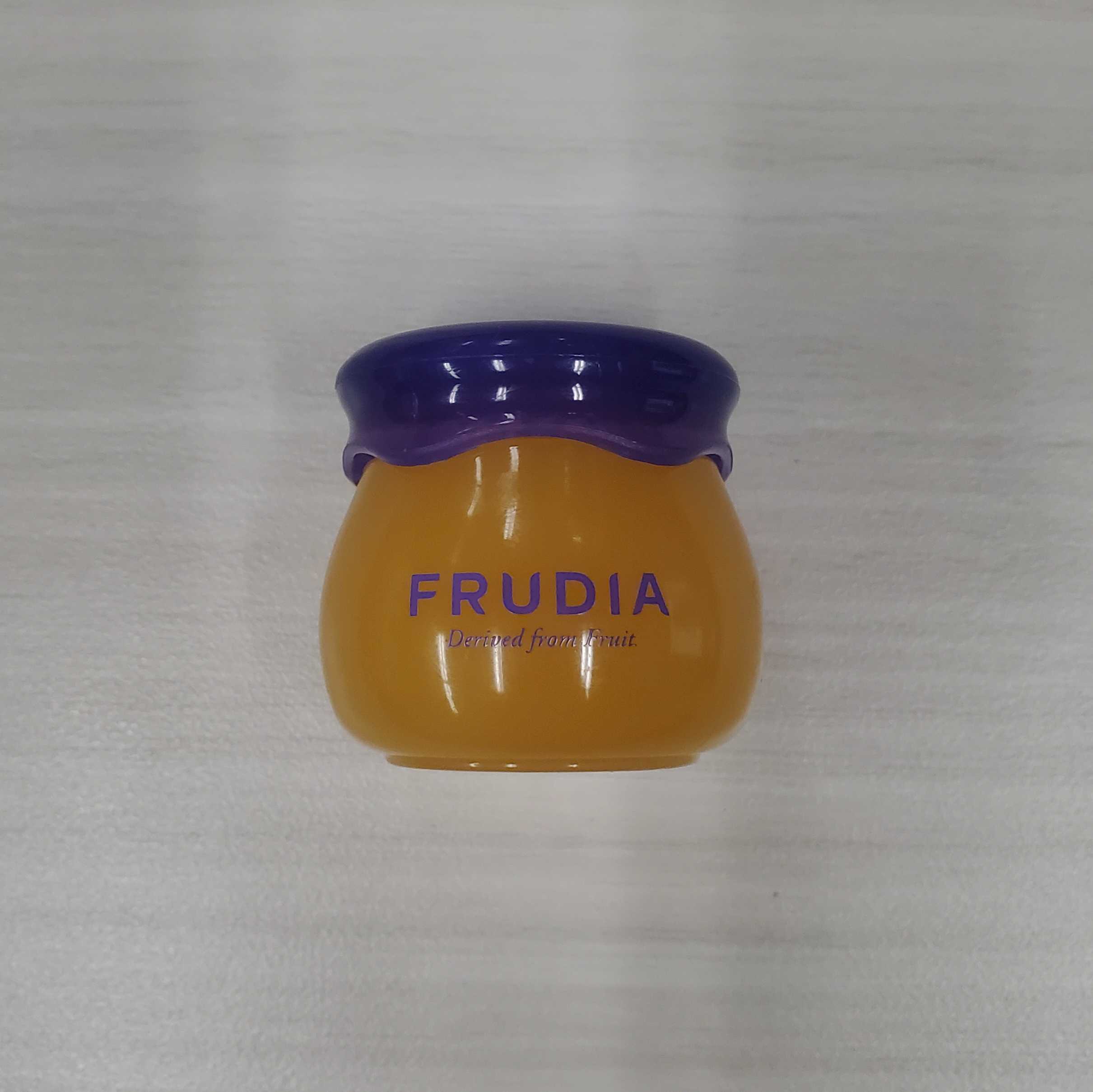 This is a lip balm container, I wanted to scan this item because it was a more complex shape and I liked the colours this item used. I didn't think I would have any trouble scanning this item.